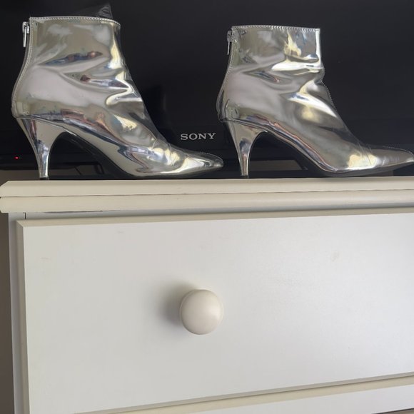 Urban Outfitters Silver Reflective Kitten Heeled Pointed Boots - Picture 3 of 4